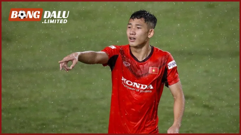 FIFA khen tiền vệ Nguyễn Hai Long sau trận thắng Manchester United